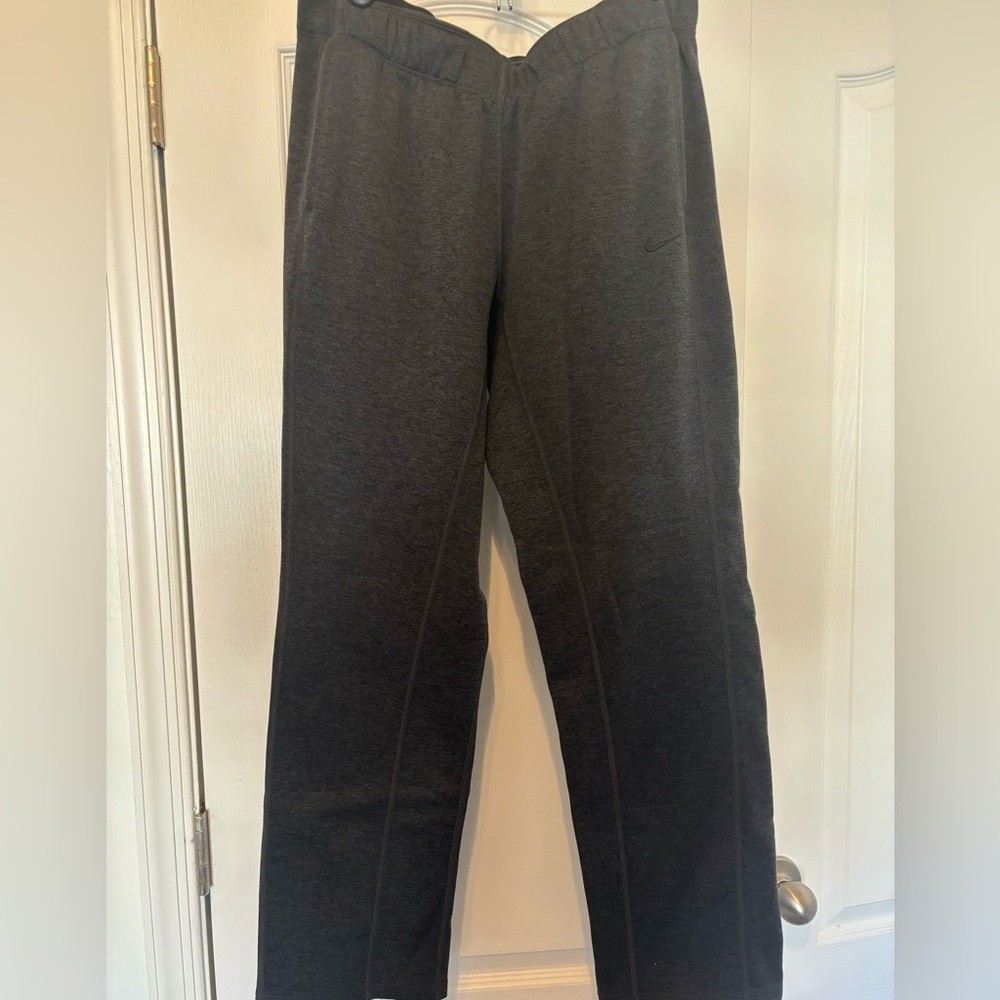 Nike women’s therma-fit pants size M grey